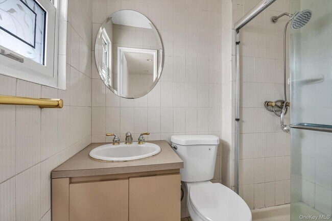 Building Photo - 16 Middle Ln