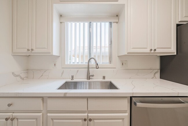 Building Photo - North Redondo 3 bedroom