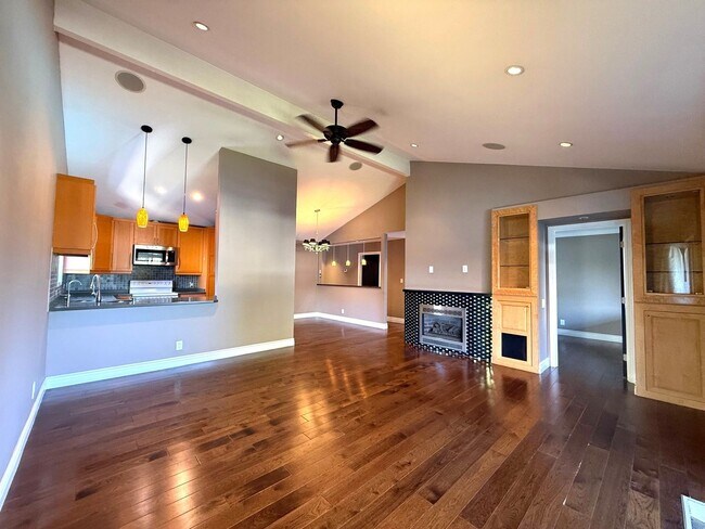 Building Photo - 2343 Fairway Dr