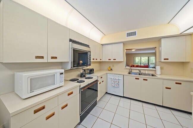 Building Photo - 300 N Hwy A1A