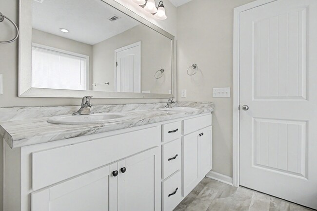 Building Photo - 18 Sunflower Cir NE