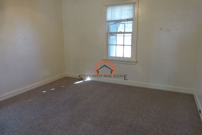 Building Photo - Charming historic 2 bedroom 1 bathroom house