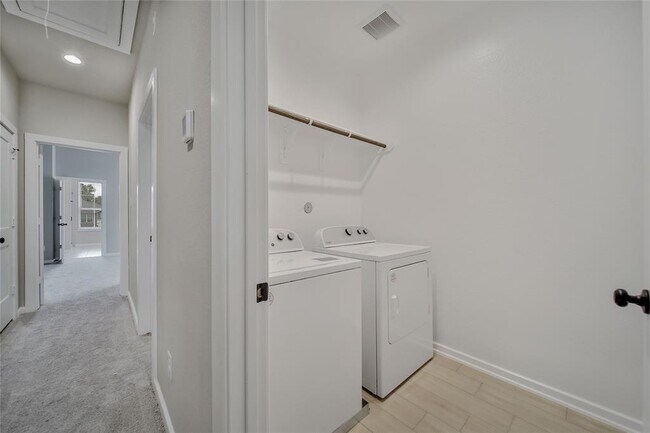 Building Photo - 555 Longleaf Pine Dr