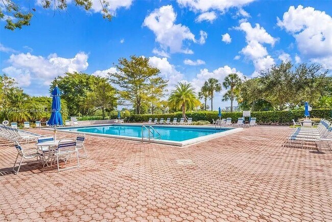 Building Photo - 550 Oaks Ln