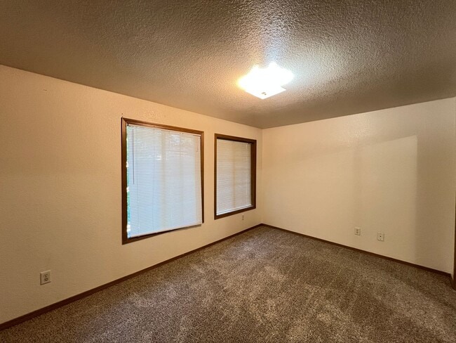 Building Photo - 123 Green Ln