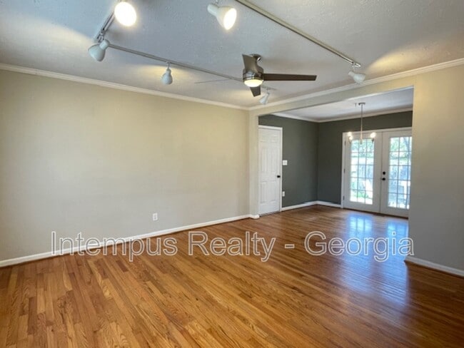 Building Photo - 633 White St