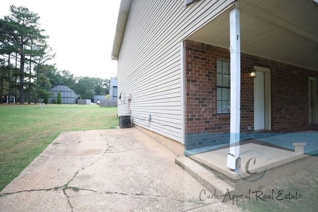 Building Photo - 2 bed, 1.5 bath apartment - $775 - HUD acc...