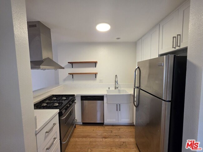 Building Photo - 1260 Vin Scully Ave