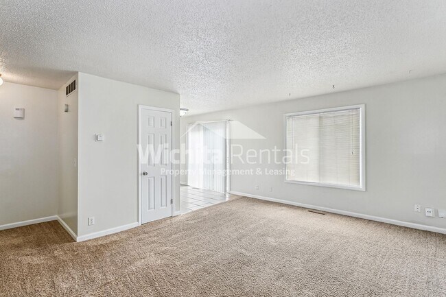 Building Photo - 2303 S White Oak Dr
