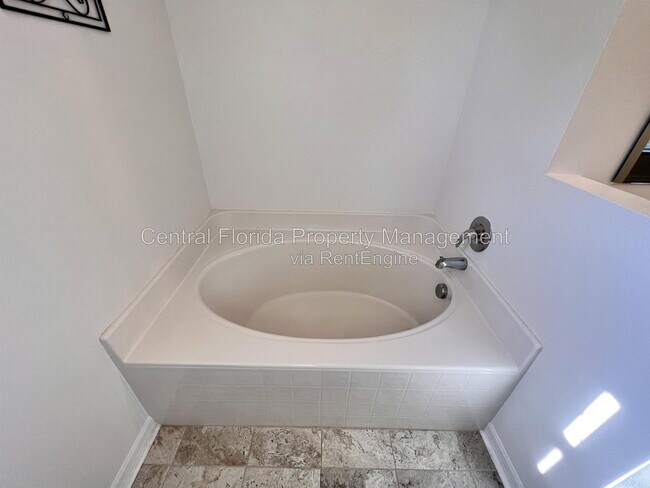Building Photo - 5647 Sycamore Canyon Dr