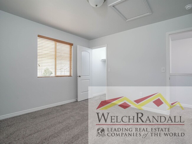 Building Photo - Stylish 3-Bed Townhome in Mountain Green!