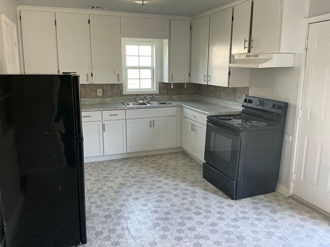 Building Photo - Section 8 Welcome -3 Bed/1 Bath