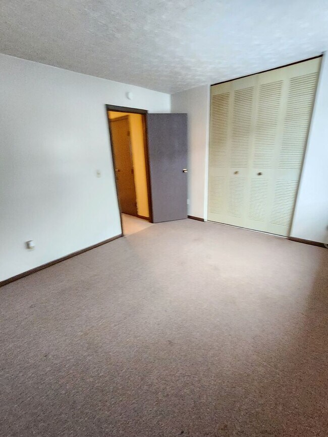 Building Photo - 680-680 Hancock Ave