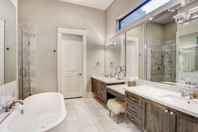 Building Photo - 5655 Locke Ln