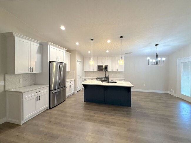 Building Photo - 3 bed, 2 bath home with 2 car garage