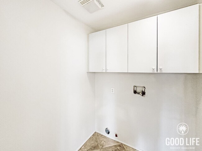 Building Photo - Irvine Stunner! 4BR Beauty with Private Yard & 2-Car Garage