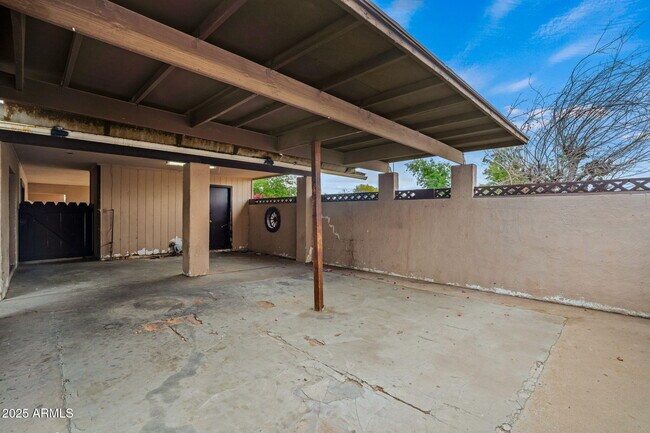 Building Photo - 2534 E Randall Dr