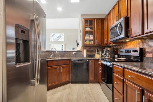 Building Photo - Stunning and Spacious 3 Bedroom 2.5 Bath C...