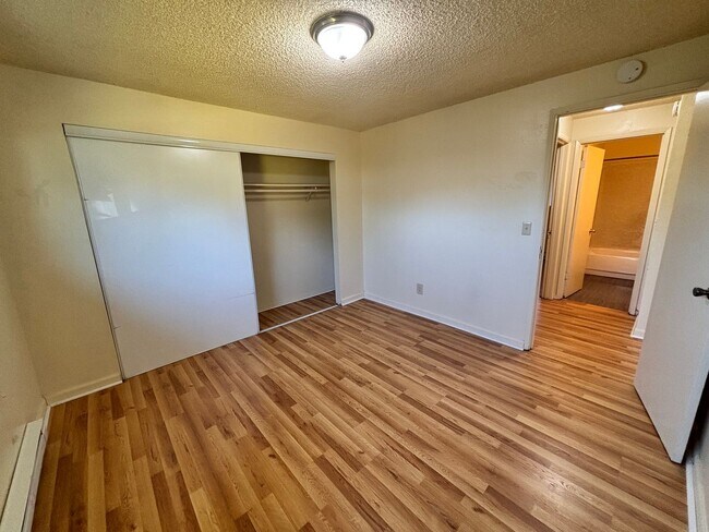 Building Photo - HOLM-4192SW17