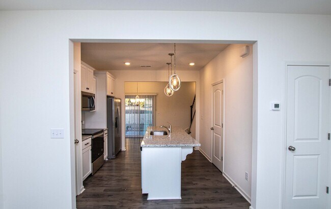 Building Photo - BEAUTIFUL 2 Bedroom Townhome in MIDLAND AVAILABLE JUNE 2026