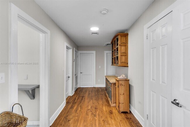 Building Photo - 314 NE 26th Terrace