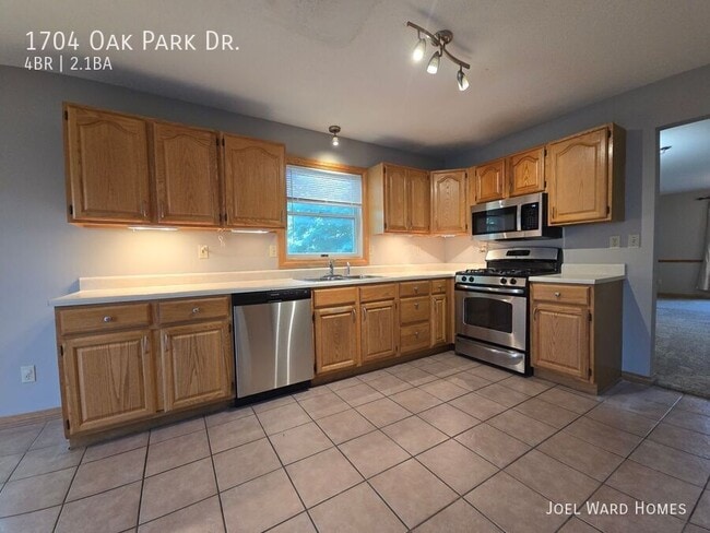 Building Photo - 1704 Oak Park Dr