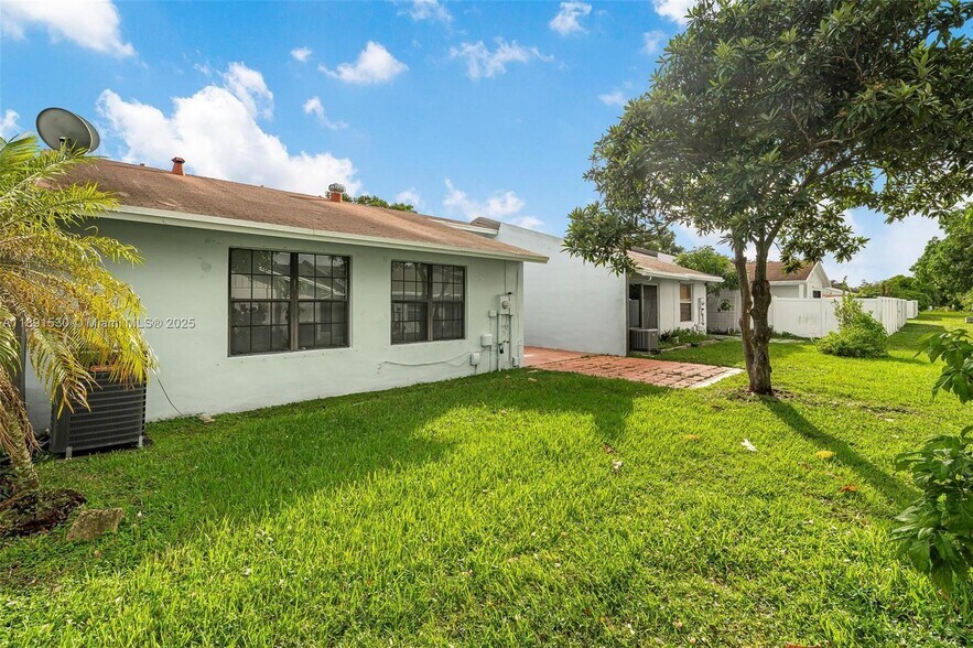 Building Photo - 5442 Lakewood Cir S