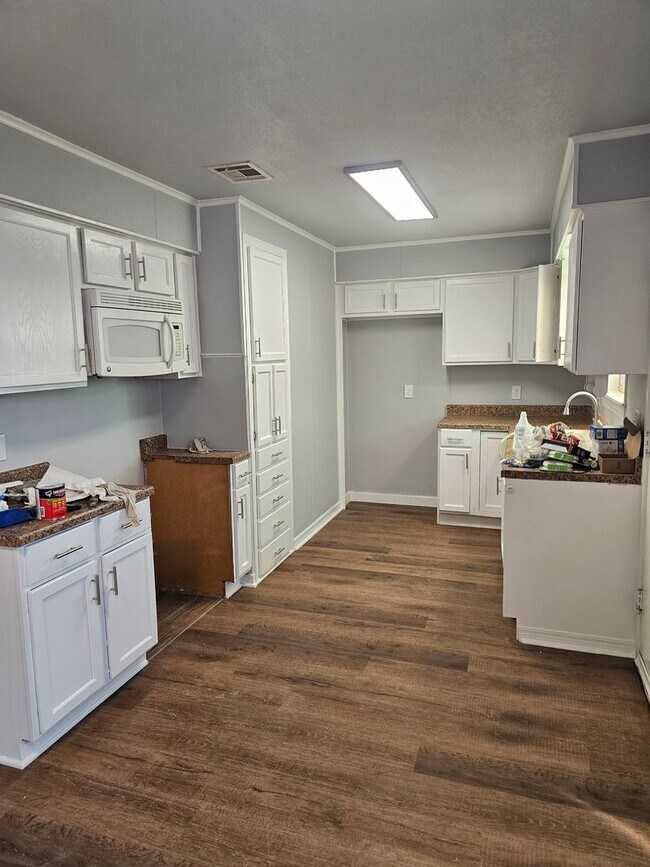 Building Photo - 3 bed 2 bath Newly Renovated Home For Rent