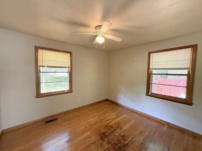 Building Photo - 3811 Lakeview Dr NW