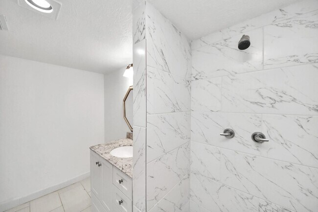 Building Photo - 832 Wax Myrtle Ln