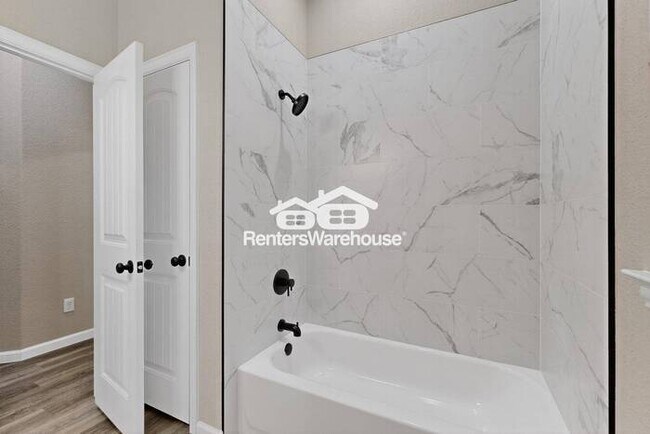 Building Photo - Great Location and Fully Refreshed Move In...