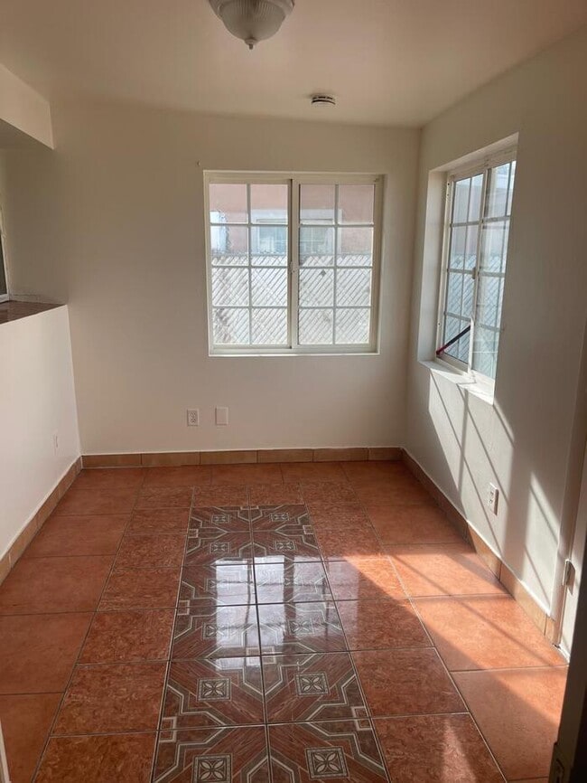 Building Photo - 4602 W Whitton Ave