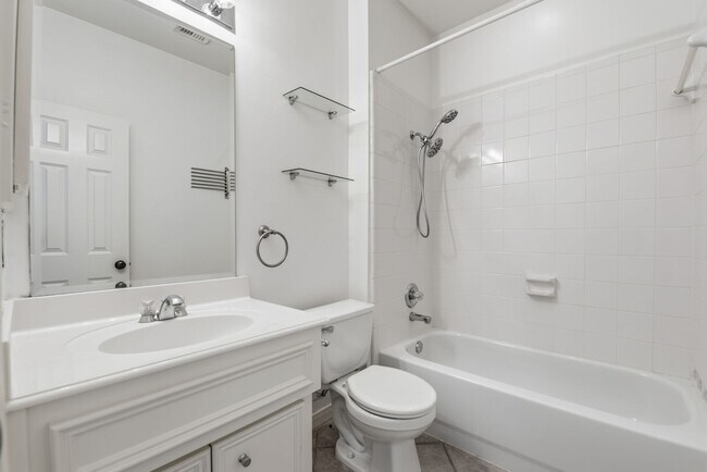 Building Photo - Charming Corner Townhouse in the Heart of Midtown