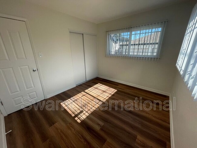 Building Photo - 724 W 80th St