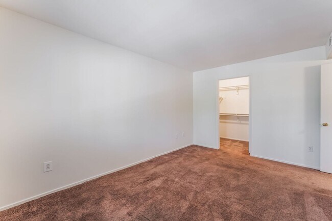 Building Photo - Gorgeous 3 Bedroom Seven Hills Condo For L...