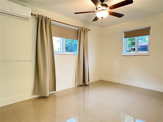 Building Photo - 527 SW 9th Ave