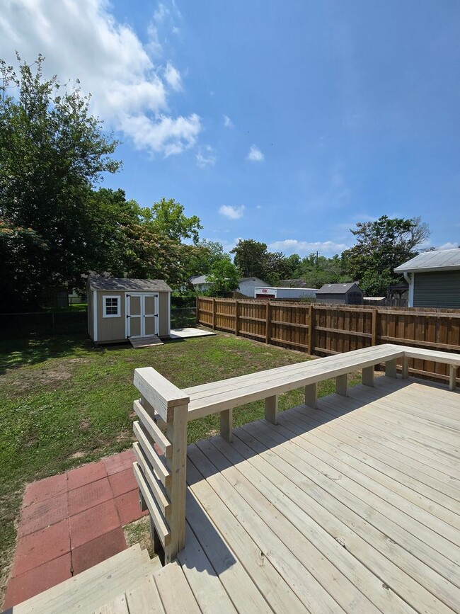 Building Photo - CAROLINA PLACE - Renovated 2 Bedroom - Gor...