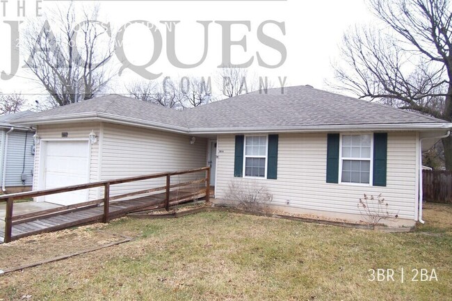 Primary Photo - 3 Bedroom 2 bath Handicapped Accessible wi...