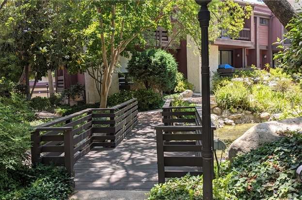 Building Photo - 21931 Burbank Blvd