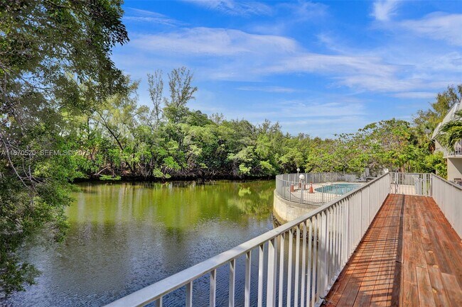 Building Photo - 1860 Venice Park Dr