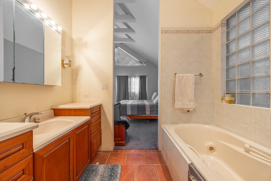 Building Photo - 1723 N Wood St