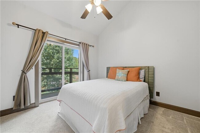 Building Photo - 2115 Kemp Dr