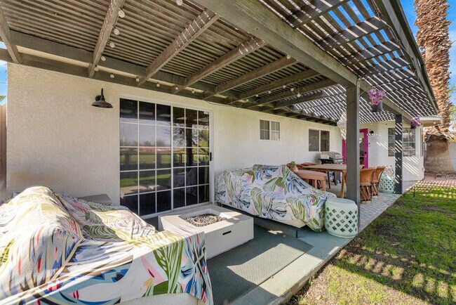 Building Photo - 77590 California Dr