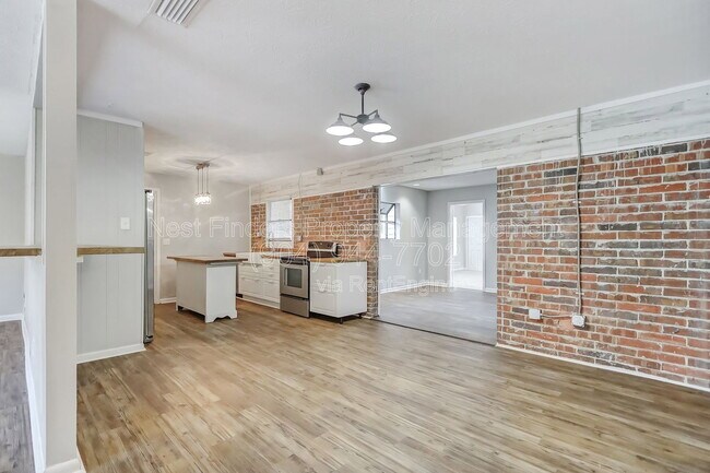 Building Photo - 3312 Pickwick Dr S