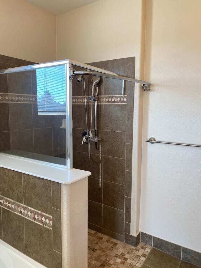 Building Photo - Spacious 2-Bed/2-Bath Cry Creek Crossing C...