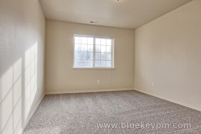 Building Photo - 3 Bed, 1.5 Bath Duplex in Hazel Dell Close to Bus Lines and Shopping