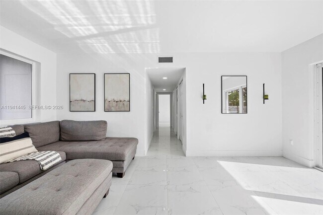 Building Photo - 10750 SW 43rd Ln