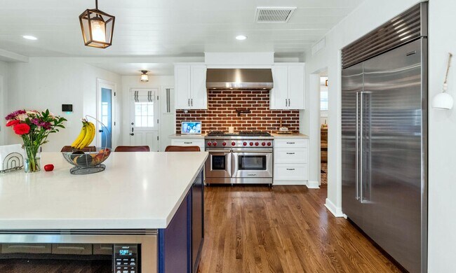 Building Photo - 1021 W Encanto Blvd