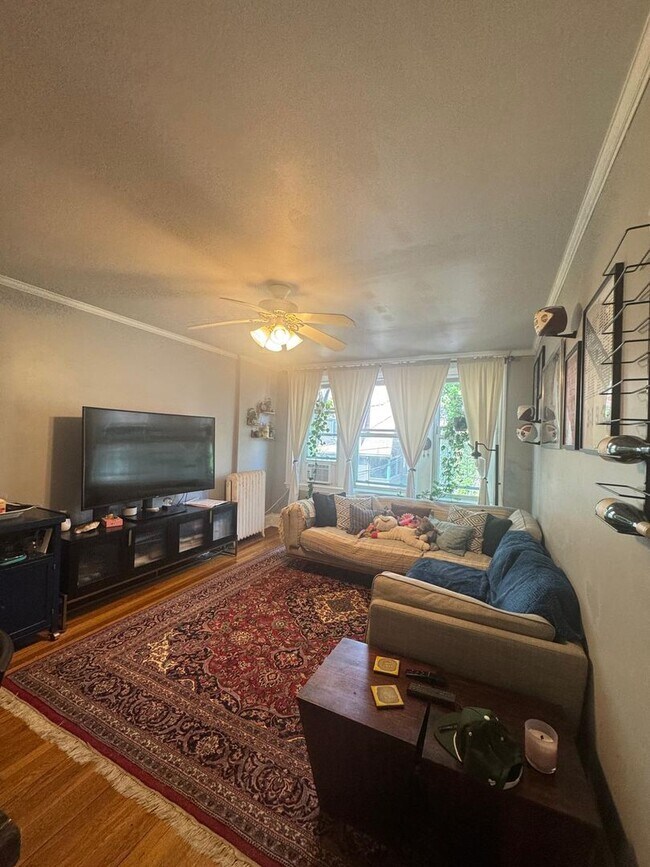 Building Photo - 2BR 1Bth unit. Heat/Hot Water included. Great location!