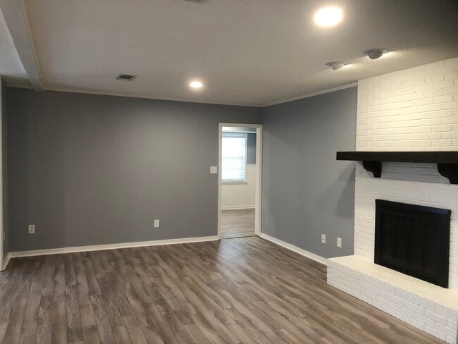Building Photo - 25 Woodgate Dr